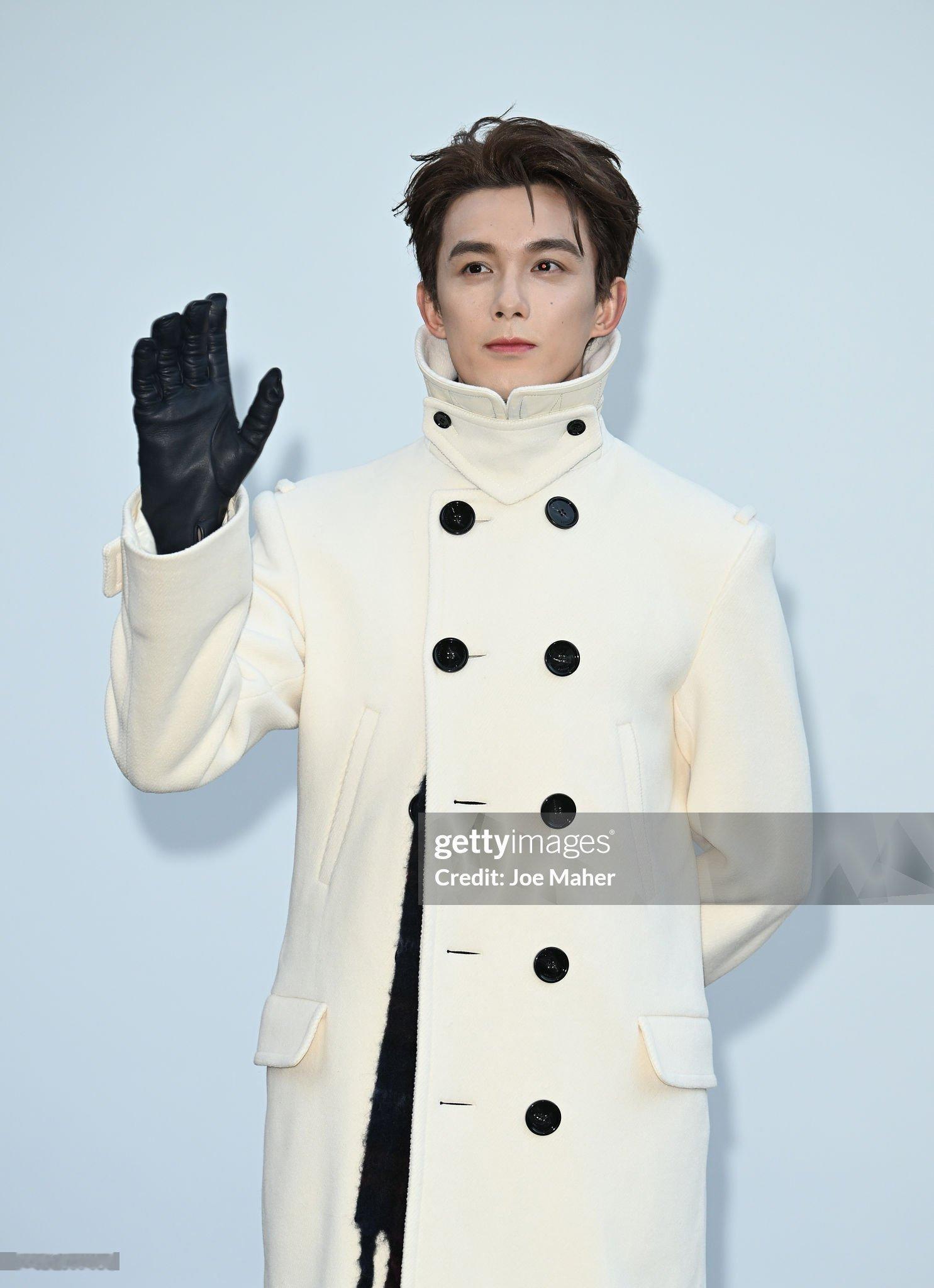 Burberry2027夏季系列时装秀吴磊张婧仪叶舒华三位的生图状态过