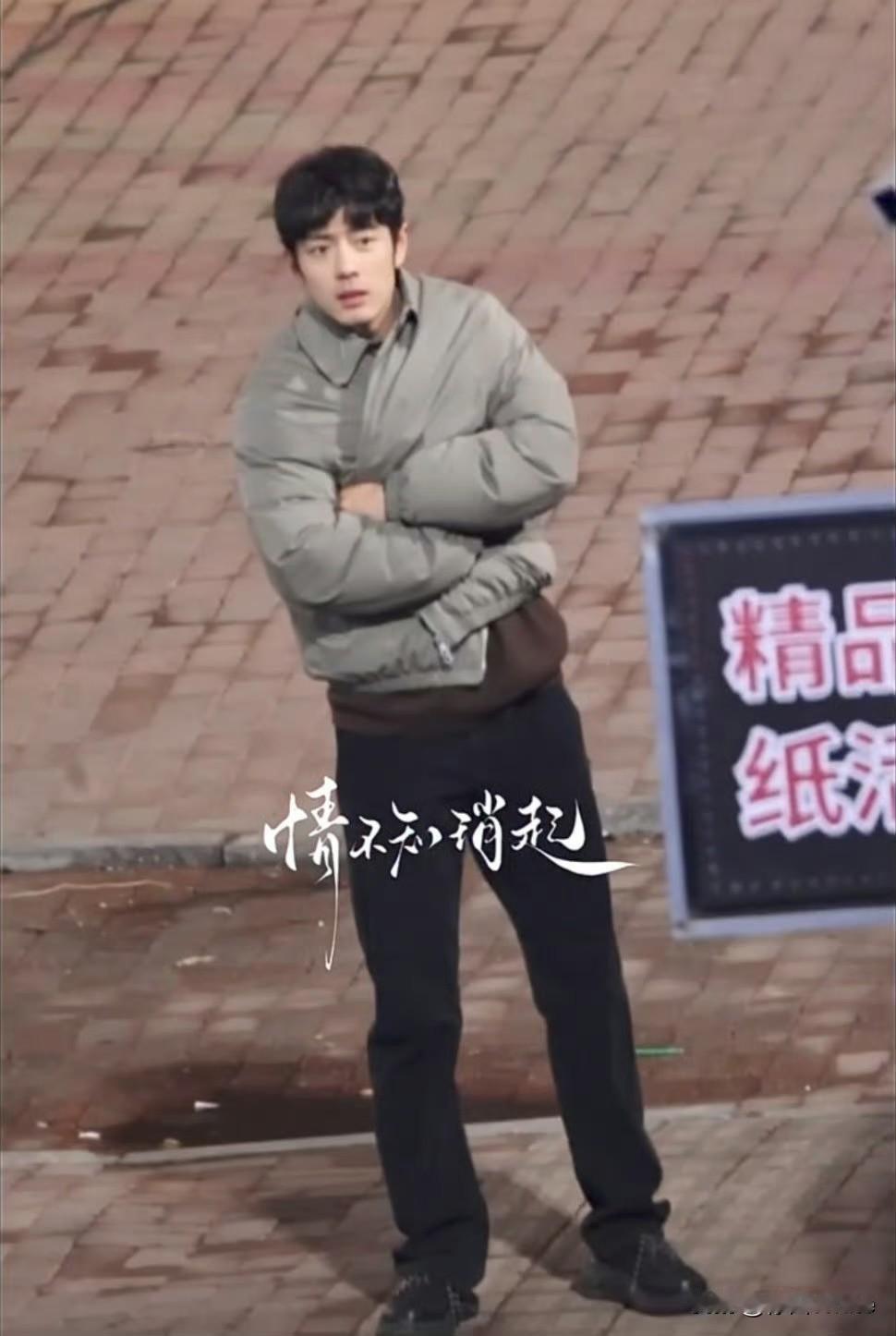 12月2日，肖战穿着短袄在零下11度的东北户外冷的瑟瑟发抖，演员的信念扛住了低温