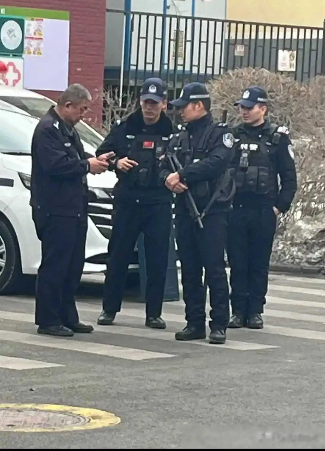 乌鲁木齐街头上的执勤民警，不知道的还以为是香港街头。这一身制式警装，港警范儿