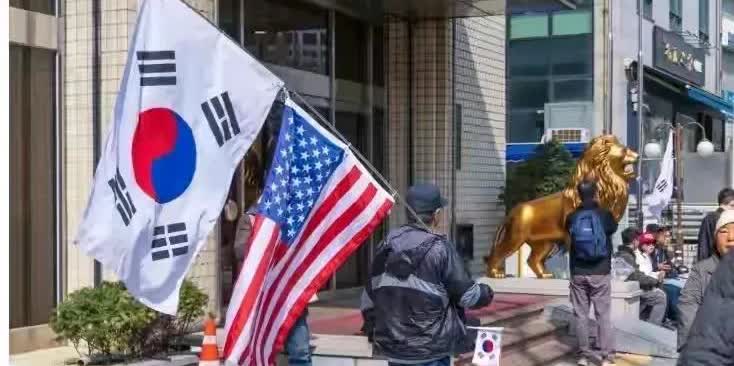 一个韩国网友问中国人说：现在的首尔正在举行史上最大规模的“反华游行”，可为什么中