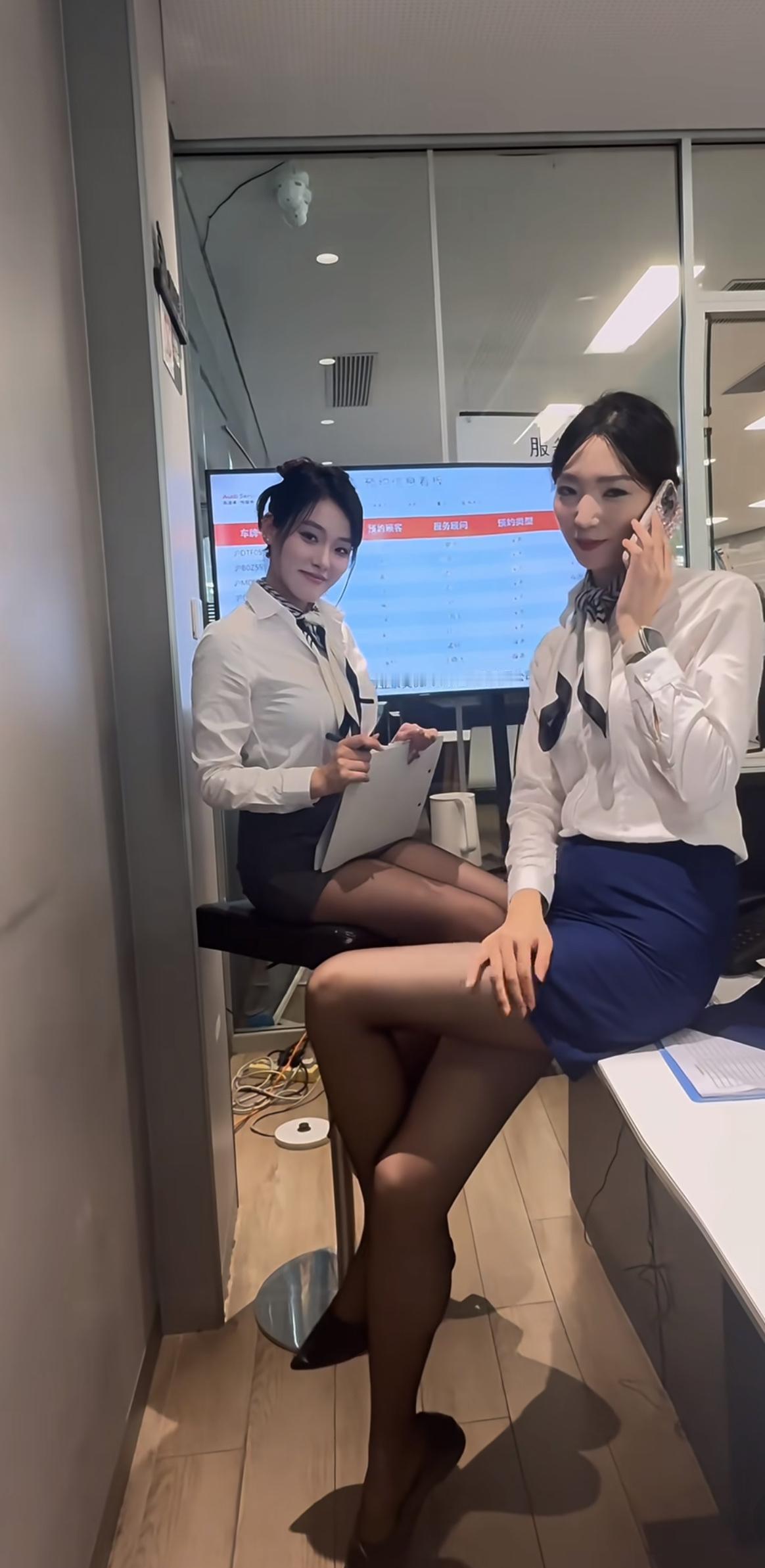 职场女性可以打扮多美?女白领出差高跟鞋怎么选?做公司的好牛马[捂脸哭]一句话安