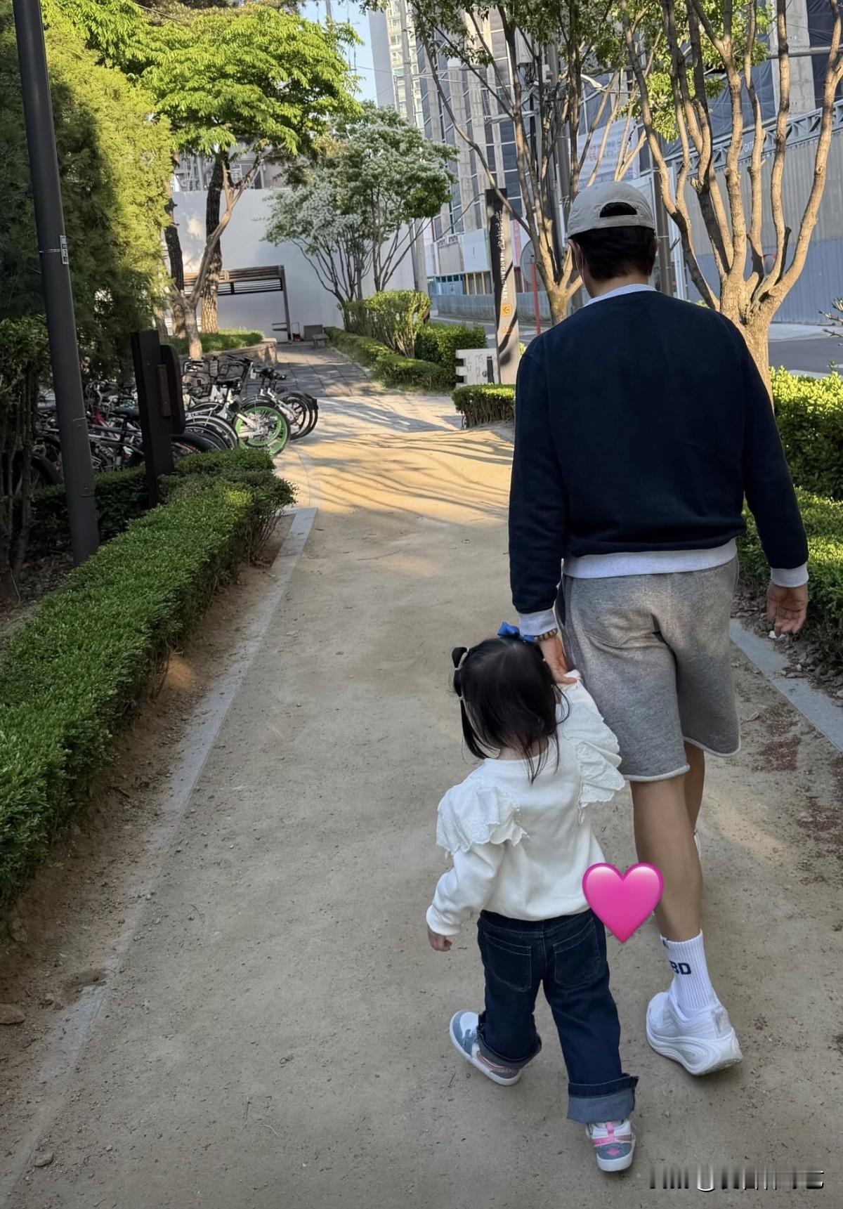 26日，演员李秉宪的妻子李敏贞在Instagram上传了照片。照片中，李秉宪背对