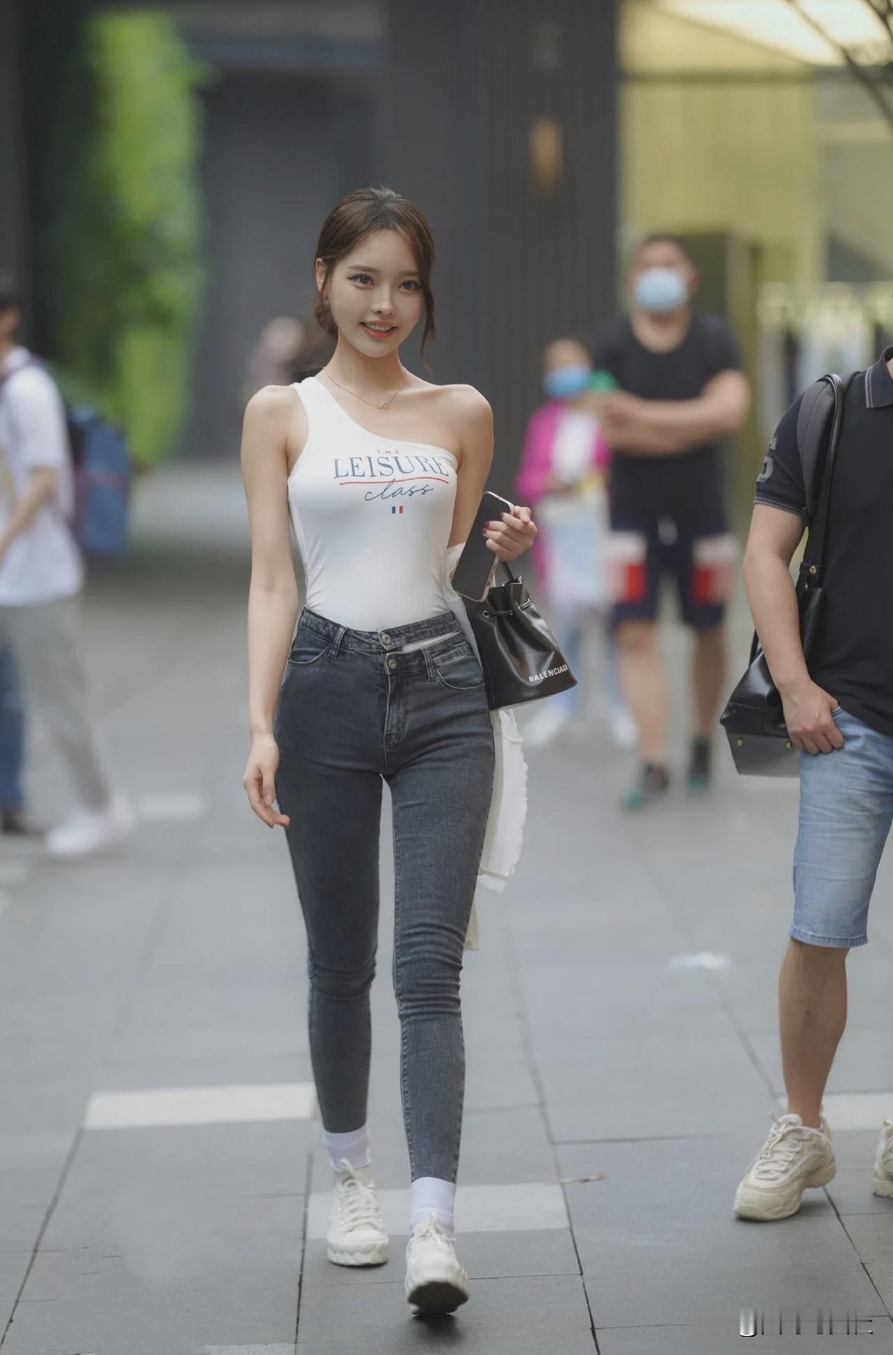 元气少女穿搭指南：白色吊带+牛仔裤，轻松出街！街拍美少女穿搭吊带牛仔裙穿搭