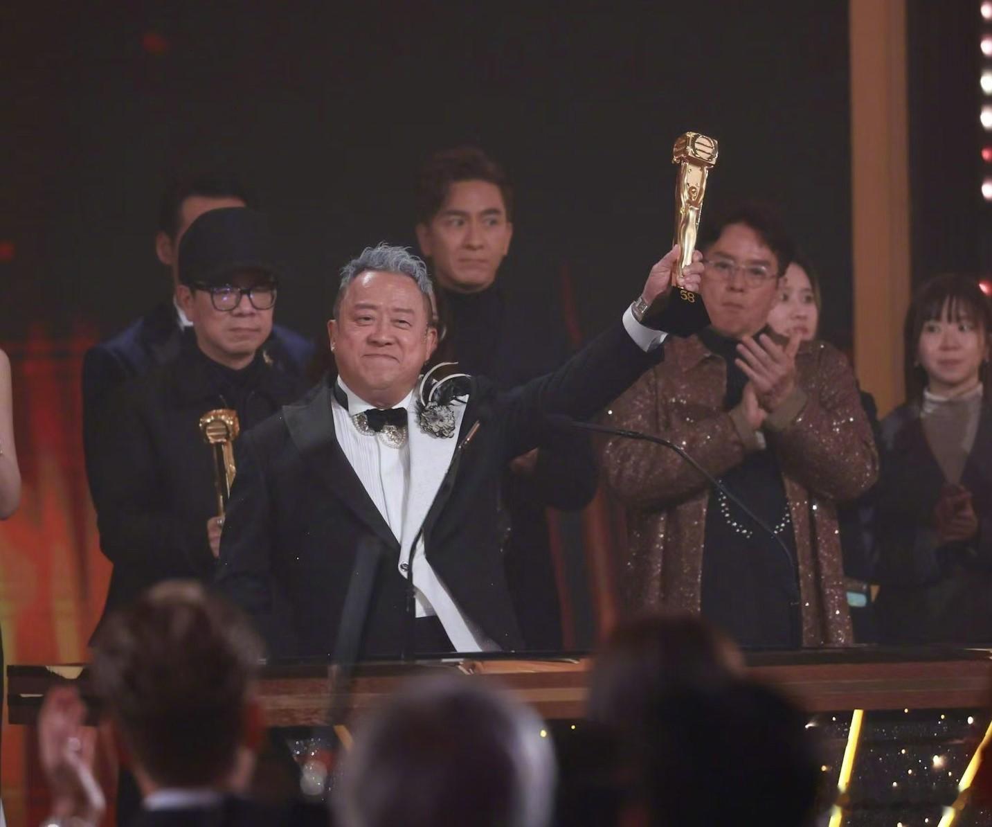 曾志伟回应卸任TVB总经理曾志伟想重返电影圈据港媒，曾志伟在颁奖典礼结束后受访