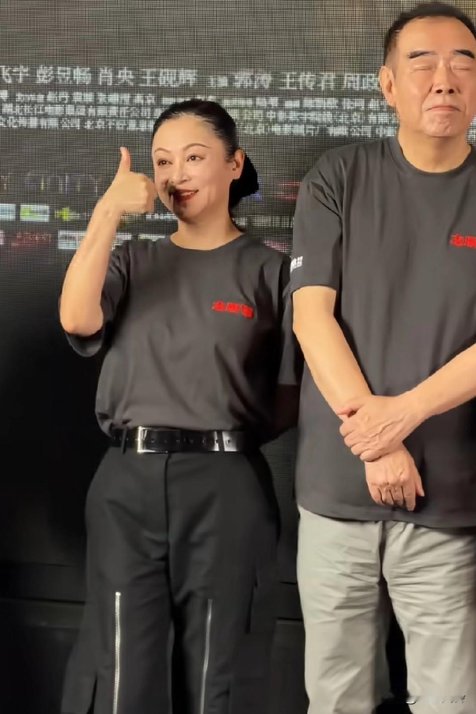 夫妻不是应该很自然的携手向前一起走吗？肢体语言好像说明了什么！陈凯歌的胳膊并不