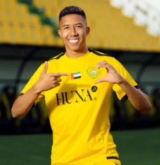 据ESPN巴西记者FelipeSilva的消息称，上海海港正在接触巴西前锋萨尔