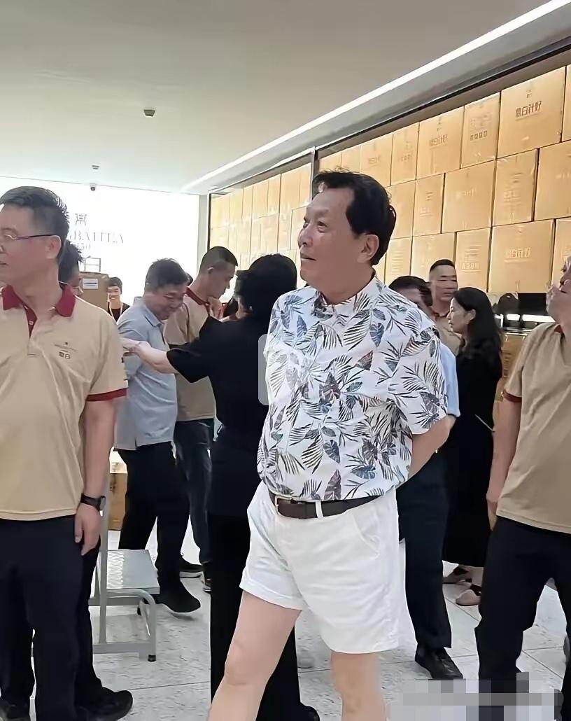 真佩服唐国强啊！年轻的时候是演艺圈，出了名的奶油小生。英俊潇洒，风流倜傥，玉树临