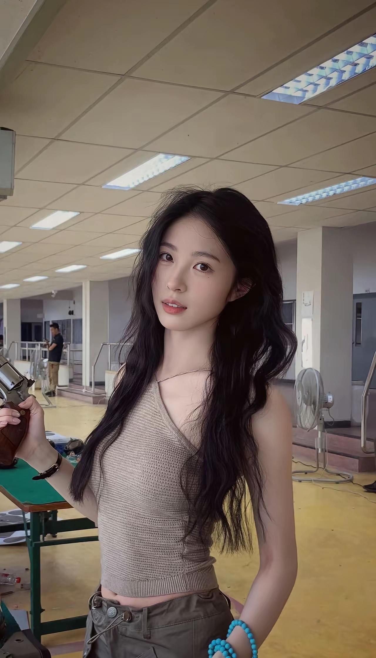 复古工业风，少女与枪的奇妙组合在这别具一格的复古工业风场景中，冰冷的金属管道像纠