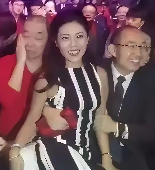 谁能认出这位超有争议的名媛名场面？画面真的颠覆认知！她侧身落座，姿态松弛，