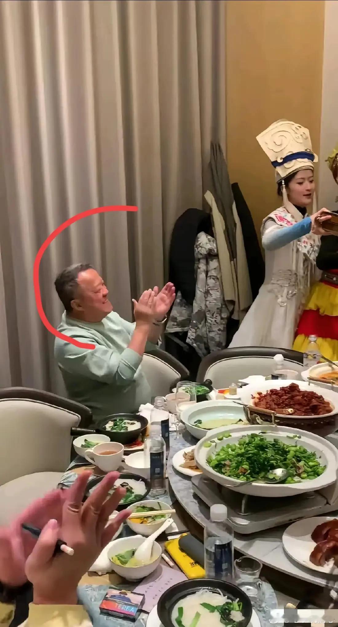 我敢打赌，全中国99%的人都认识他。大家看出来他是谁了吗？