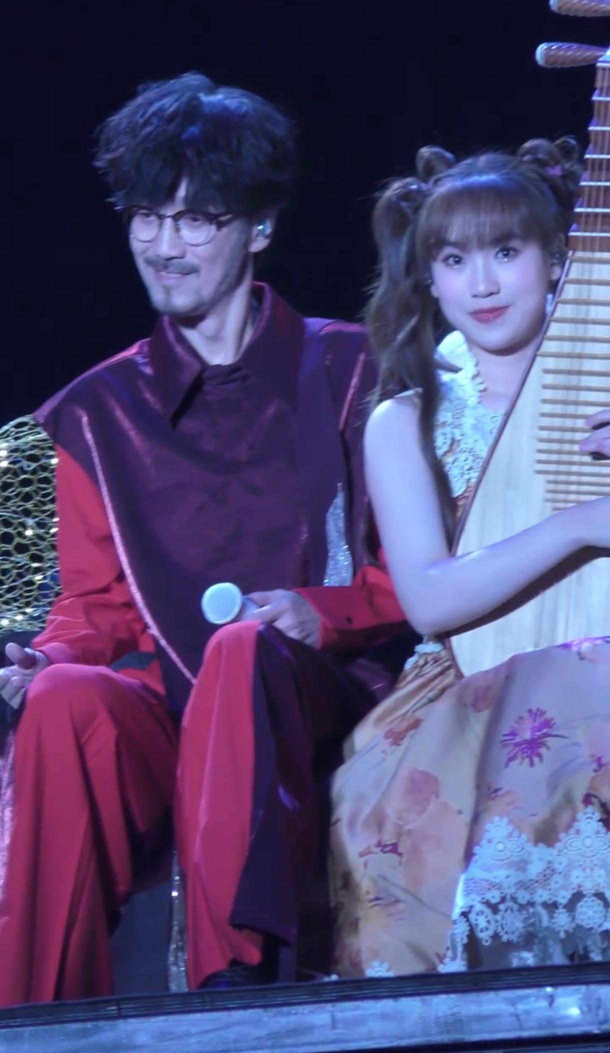 周传雄和女儿舞台同框，一直以为他单身，女儿都这么大了，真漂亮！