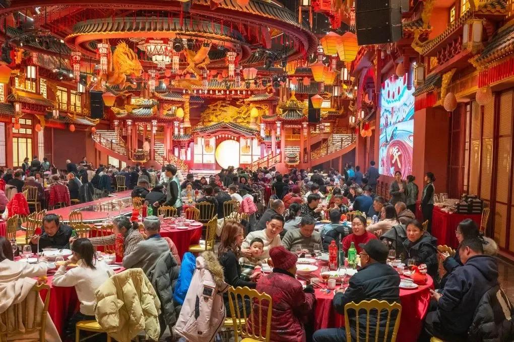 今年春节期间，全国多地景区和商圈再现“人人人人人你人人人人人”景象。据权威数据