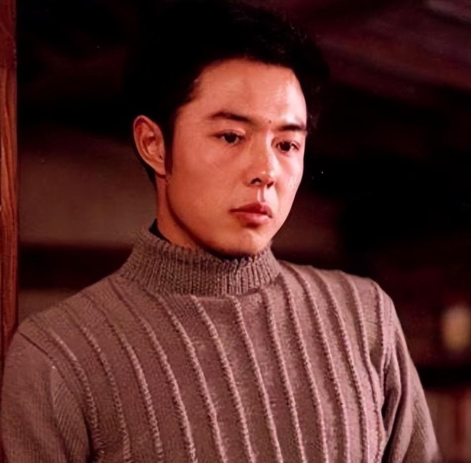 演员谢园说，我上学的时候，和张铁林同班，一个寝室的，他长得帅，还嘚瑟，整天拿一个