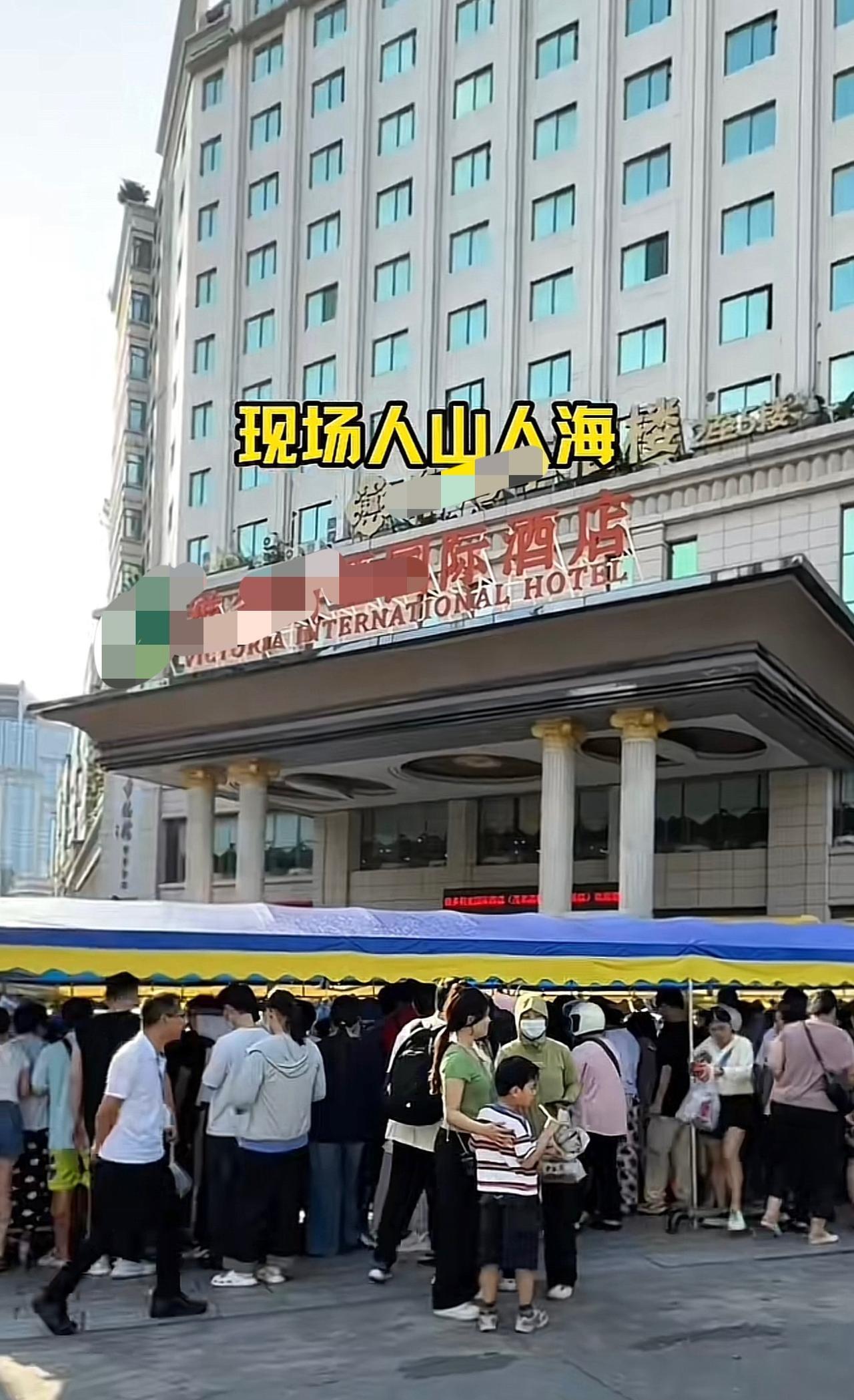 “禁酒令”一出，各大酒店（星级酒店），各大餐饮都没生意了，几乎放下身份出来摆地摊