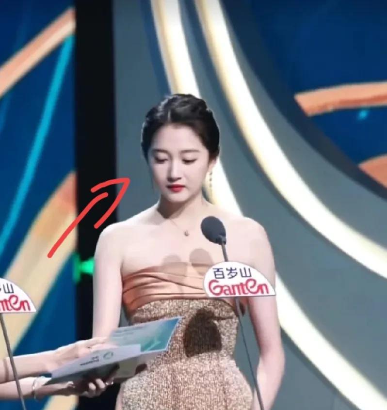白玉兰奖组委会肯定是故意的，故意安排钟楚曦和关晓彤颁最佳女配奖，看到获奖者姓