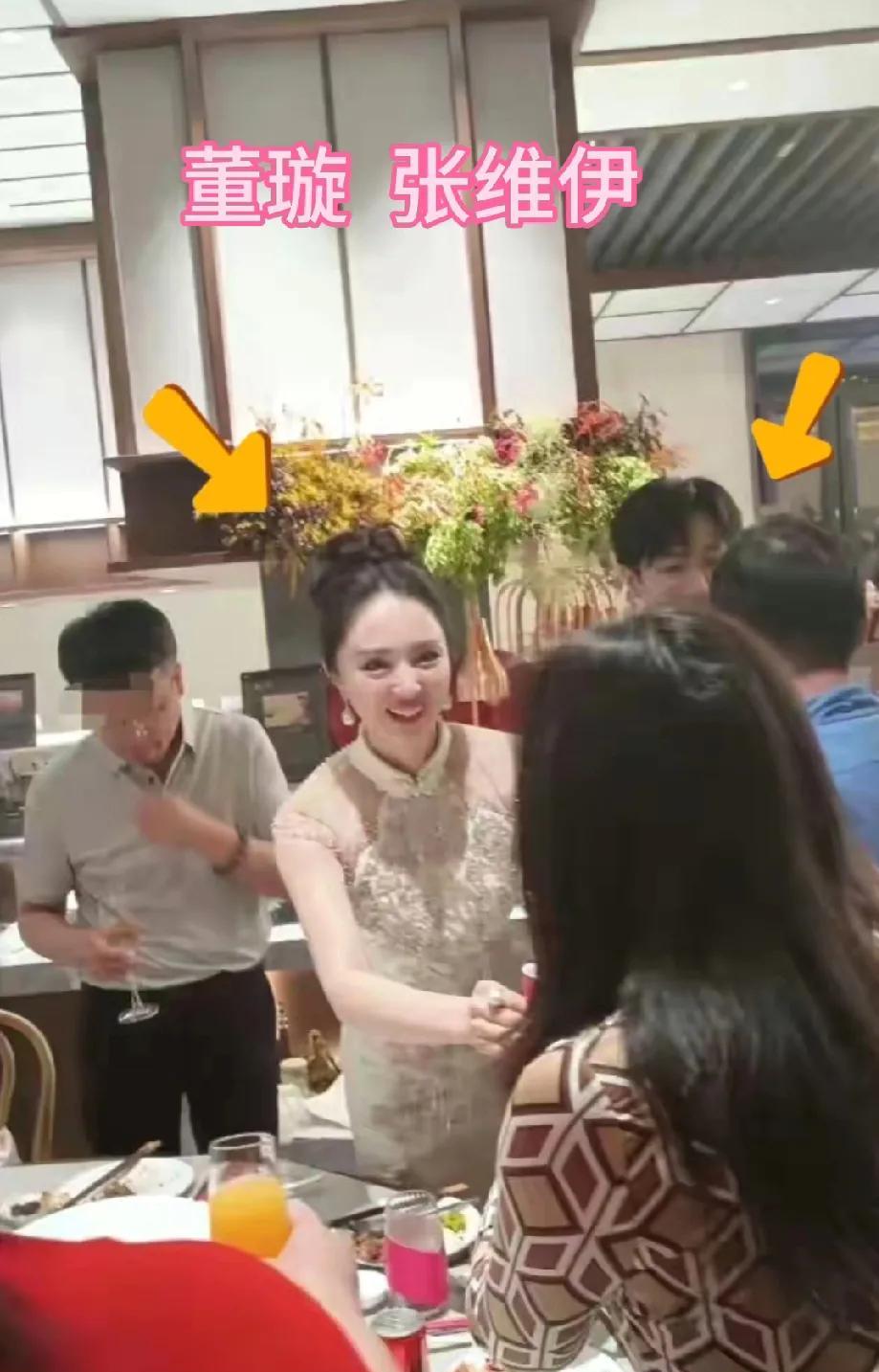 董璇的二婚宴照片被曝光啦，他们果然结婚了，婚宴上两人一起给亲朋好友敬酒。现场还