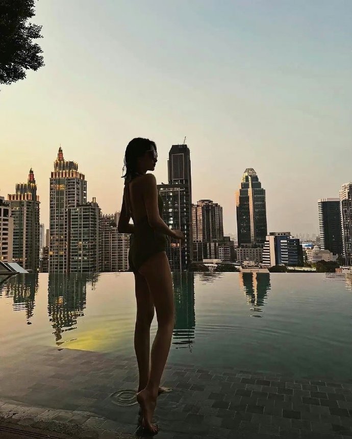 关晓彤大长腿真的绝了，看起来有十八层楼那么高