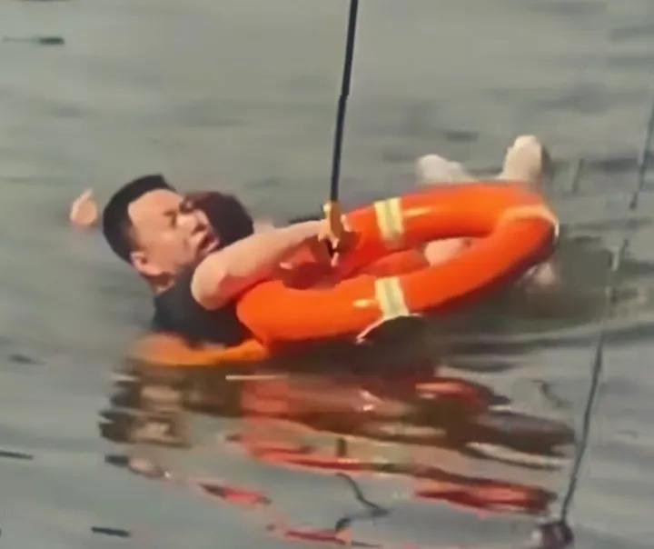丧父途中勇救跳河女子，男子的举动为何让人破防？凄厉的呼救声狠狠撕碎河南邓州柳