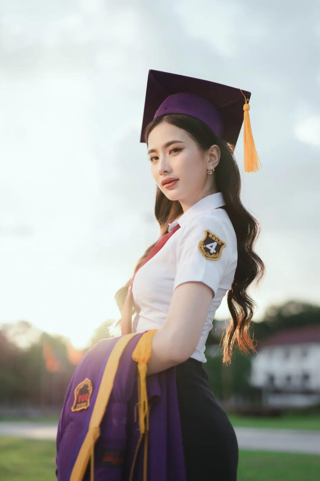 一组老挝女生的毕业照在网上流传开来。照片里的女生叫水音。很多人之前只见过她分