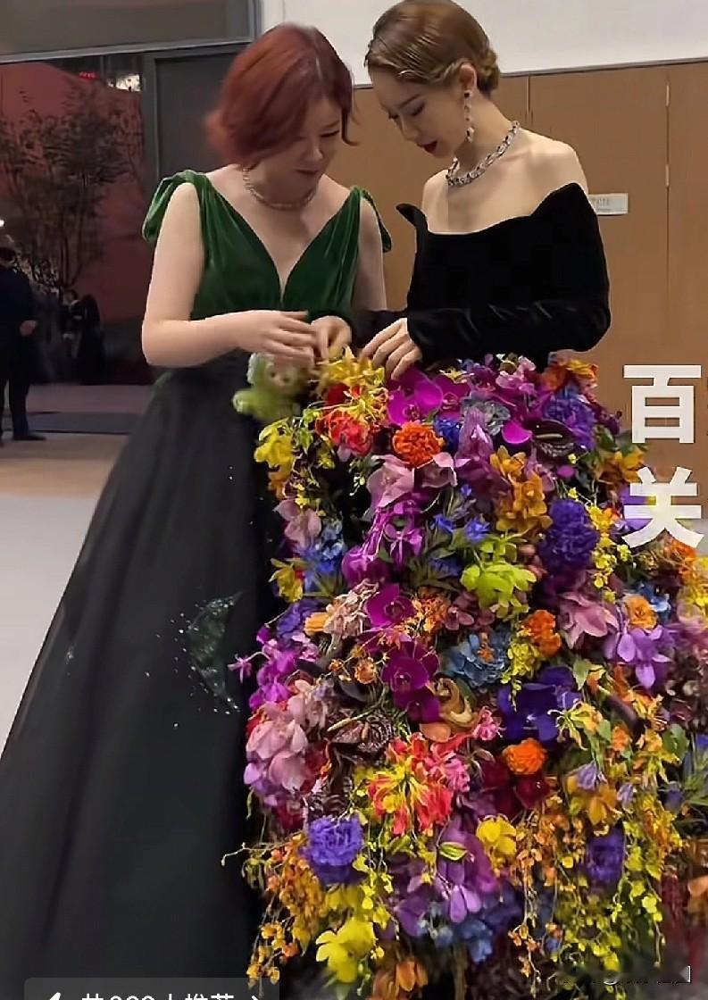 VOGUE盛典上戚薇的裙子居然是真花杜华欧阳娜娜田曦薇都驻足欣赏戚薇逢人就送