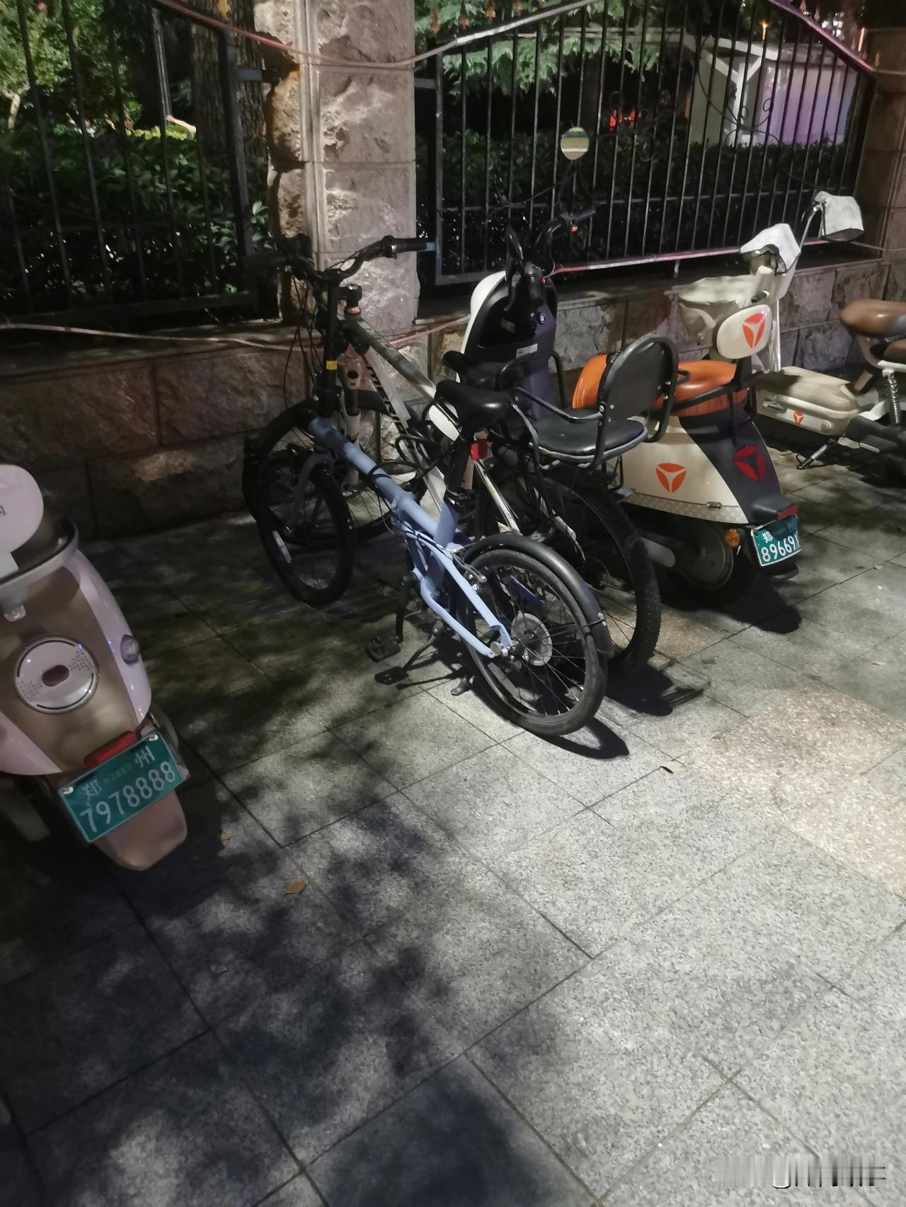 现在感觉买折叠车是挺鸡肋的，因为放在外面不安全。小区楼下，今天准备出去遛弯时