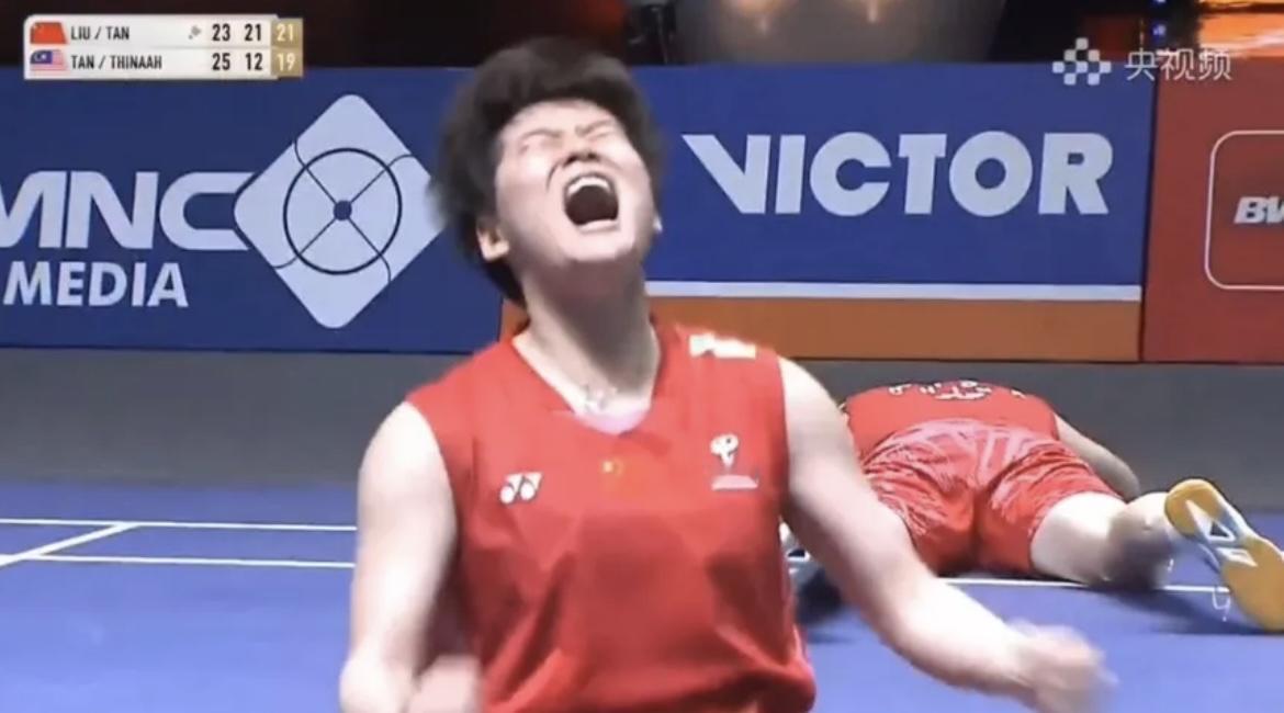 刘圣书/谭宁经历苦战击败陈康乐/蒂娜，获得本次印尼公开赛的女双冠军。这次交手是