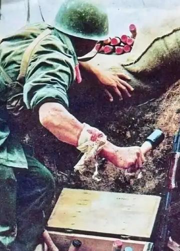 1984年，一22岁战士误闯入一个山洞，他发现里面竟都是女人，然而就在战士摸出手