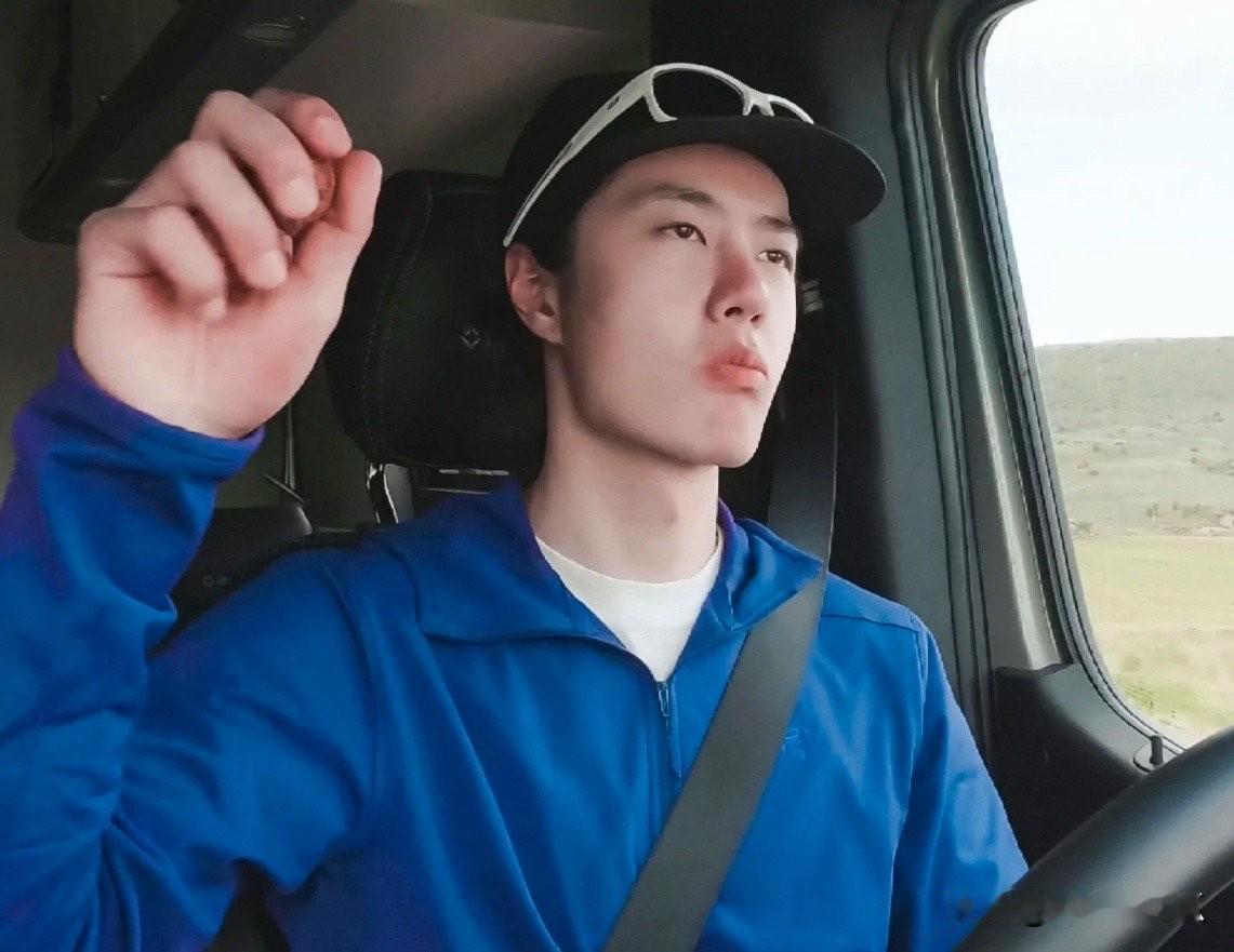 现在最担心王一博的不是他的父母而是他的老板杜华王一博开车，一只手还在盘核桃