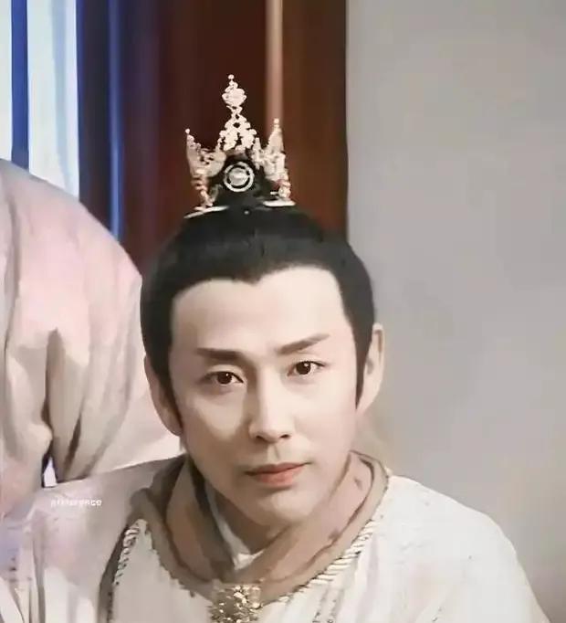 “天啊！陈道明老师这满头银发...太有范儿了！”“什么叫气场？70岁了往那一站，