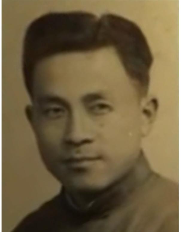 1938年1月的一天，南京华东照相馆来了一位日本军官，拿着胶卷来洗照片。15岁的