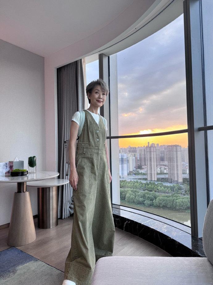 叶童叶童银发狼尾造型叶童四公造型直接杀疯了！银发亮眼又高级，狼尾设计自带