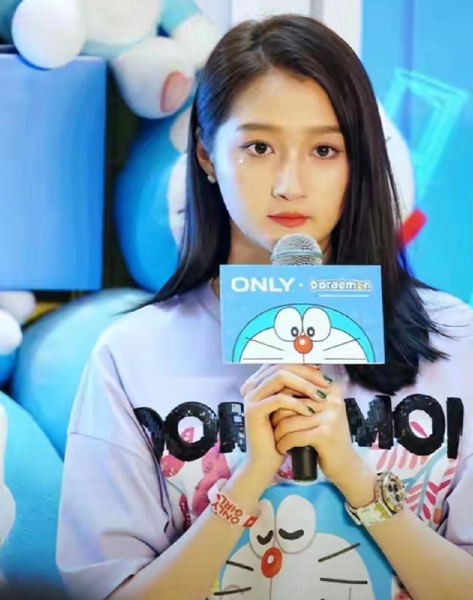 惊爆！鹿晗当年巅峰官宣恋情，和关晓彤一路走来饱受争议，近期分手传闻更是甚嚣尘上。