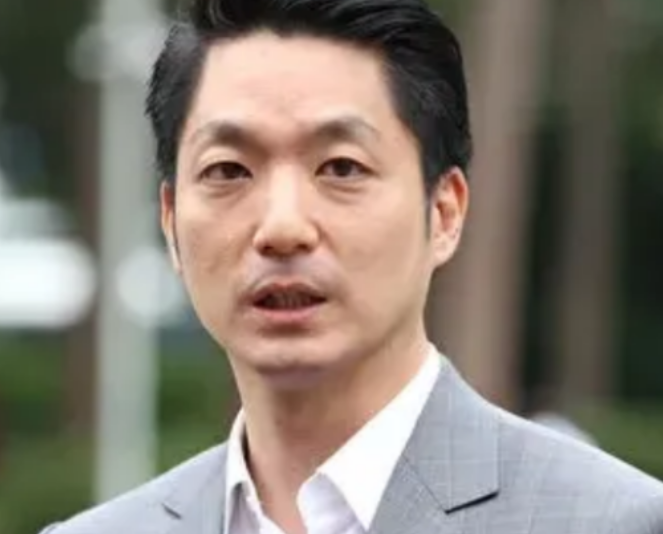 蒋万安今天直接把话撂下了。他当着媒体的面斩钉截铁地表示，自己绝对不可能去选下一任