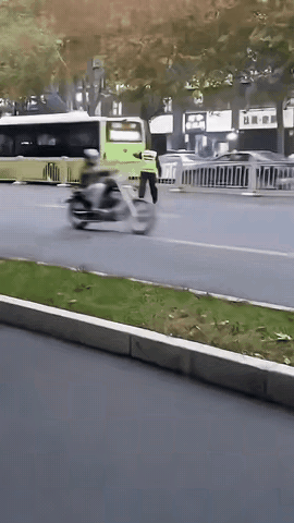 大爷真牛，你让我停我不停，你坐上车我也不停。