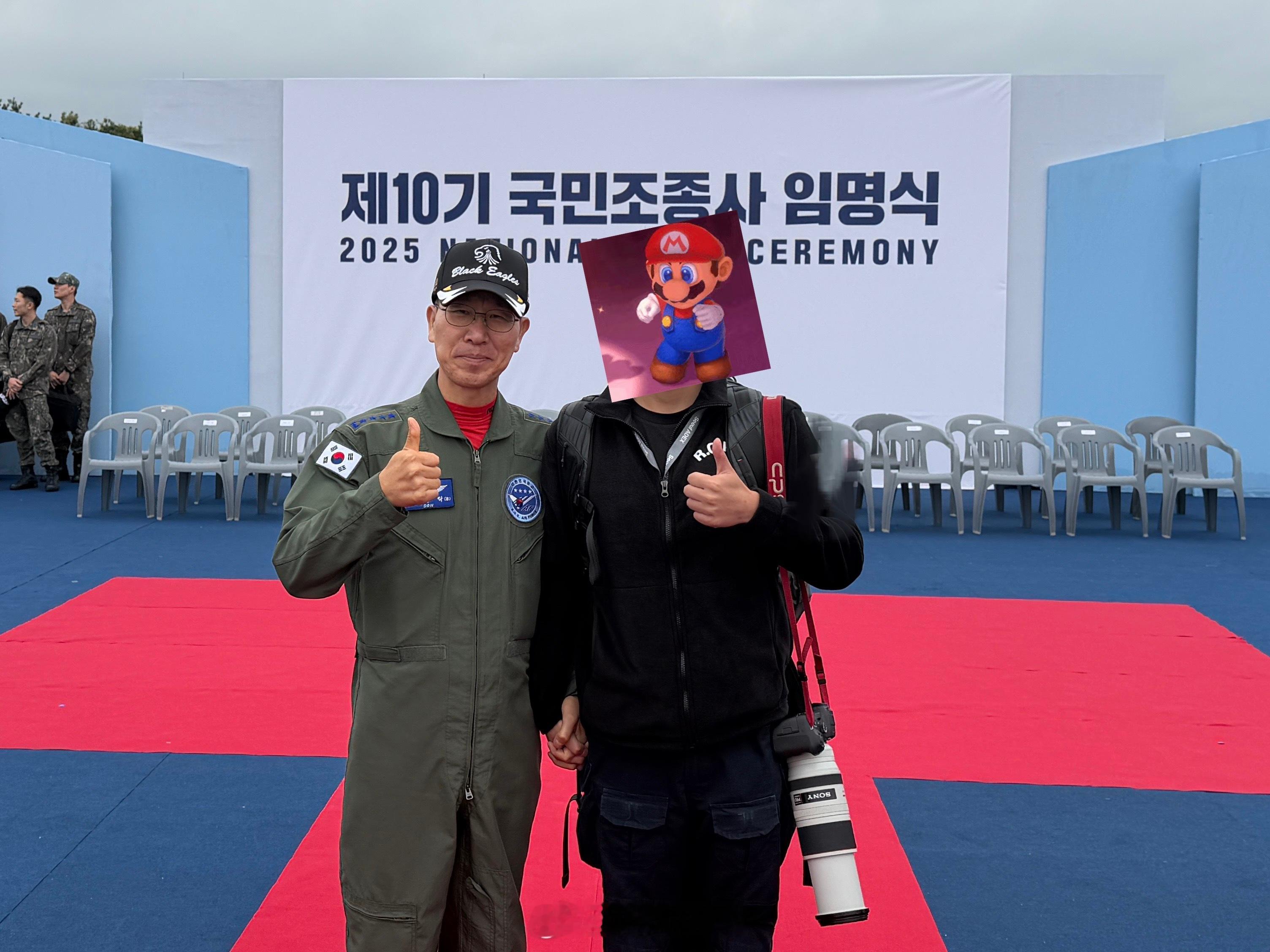 今天遇到韩国空军参谋总长孙石洛上将，他说他飞行F4战斗机二十多年，我送给他了一套