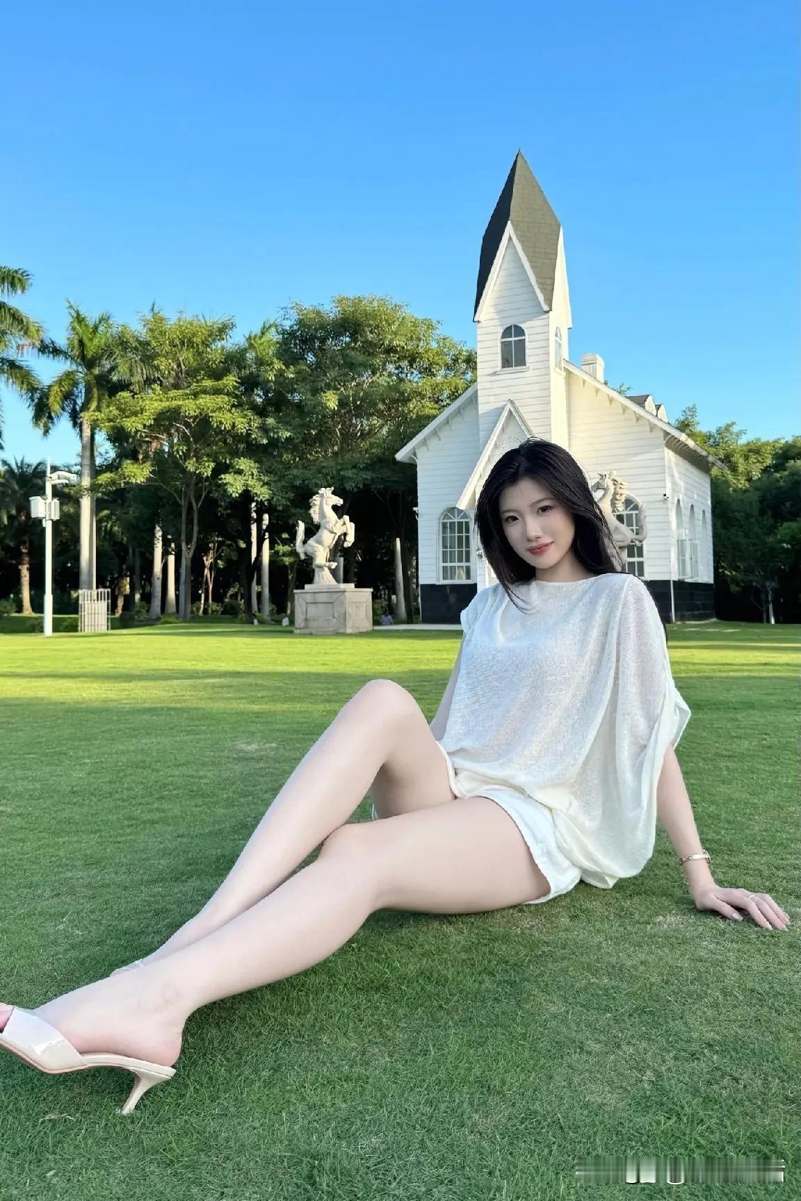 阳光下的白裙少女，简直是美好时光的代名词。就像陈意涵，“全糖初恋脸”配上白裙，宛