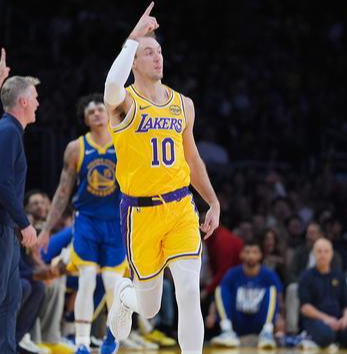 感觉肯纳德打球还挺聪明的之前一直以为他除了射手其他都很一般其他也就无球跑动会比