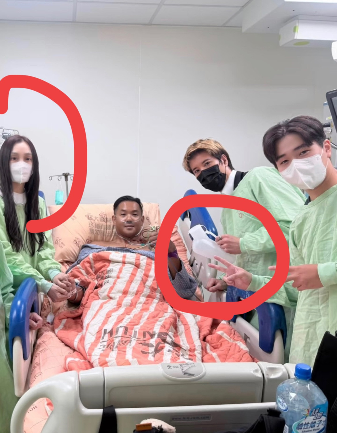 陈建州病好了，几个好友围在床边拍了一张合照，最让我觉得变化大的就是范玮琪了，感觉她憔悴了，瘦了好多。