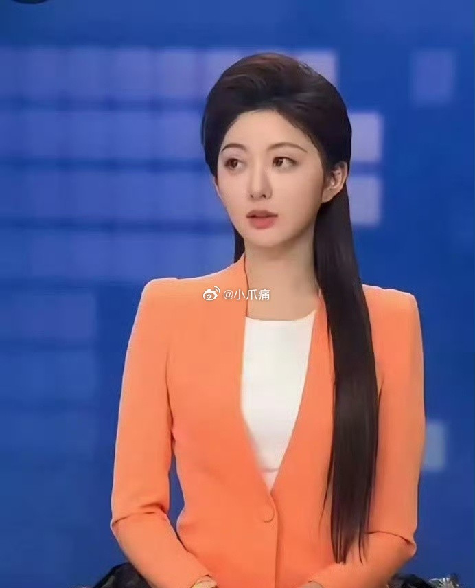 这就是那个传说中的素颜第一的艺考女孩吗？看起来果然是名不虚传啊！小小的脸庞上真是