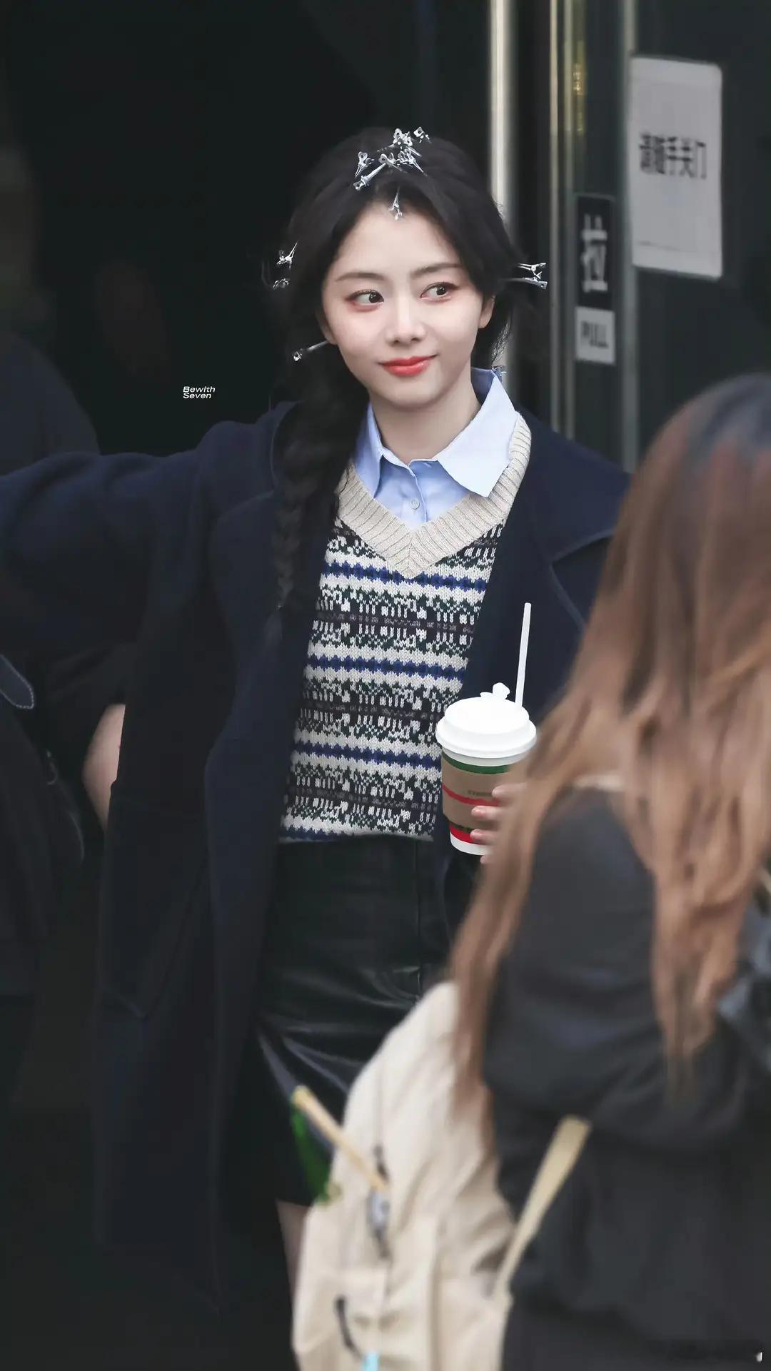 谭松韵上班路透释出，侧马尾麻花辫造型清新减龄，满是青春甜美的气息，灵动可爱，让人