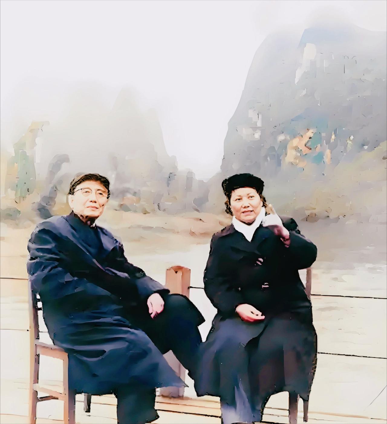 这张合影拍摄于1963年广西桂林漓江岸边（阳朔山水段）左侧是郭沫若，右侧是他的