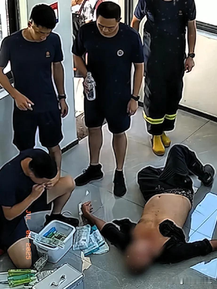 这个大哥真聪明！找消防员就对了，直接打120，可能还没这么快。据人民日报爆料