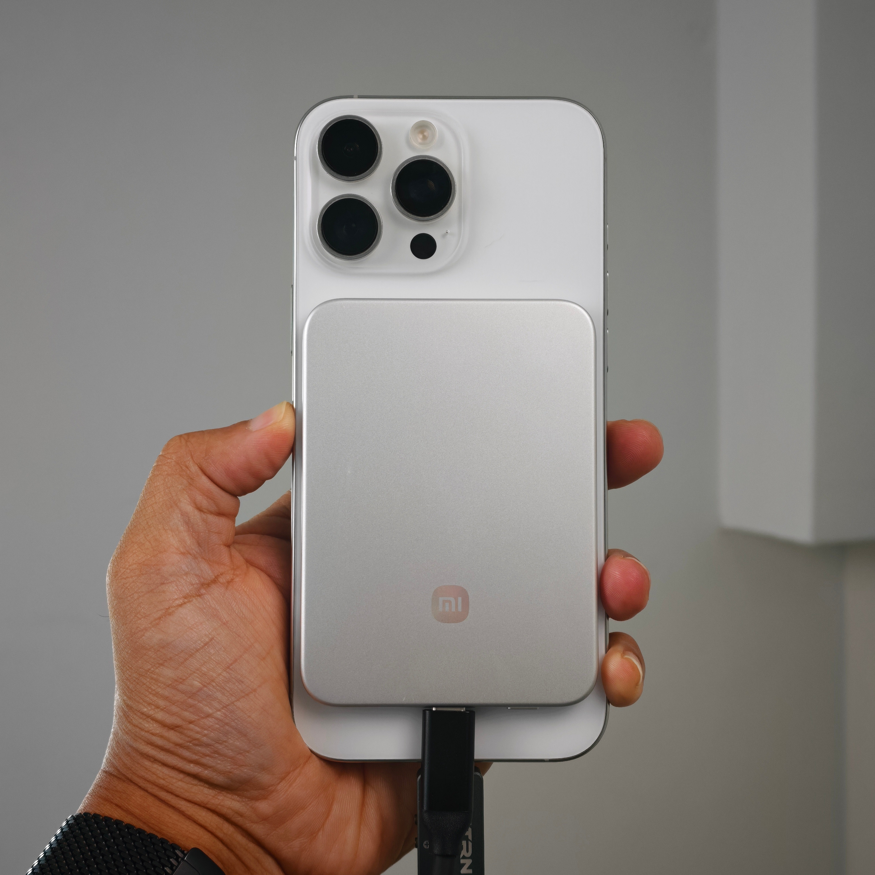 供手持iPhone的小伙伴们一个参考，小米金沙江充电宝磁吸超薄值得入手不？颜值我