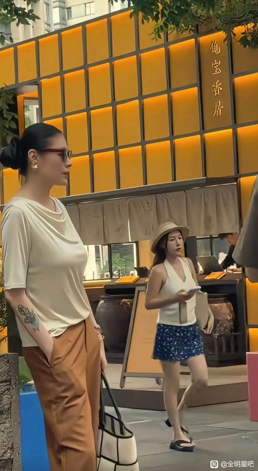 葛荟婕的一个站姿，就碾压了汪峰其她几个前妻，甚至比起大明星章子怡也丝毫不逊色。你