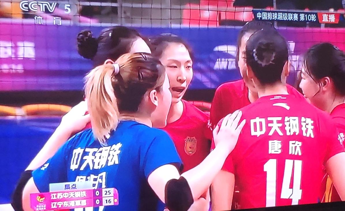 央视体育频道直播江苏女排对阵辽宁女排的比赛！没想到江苏女排的主场比赛信号这么好了