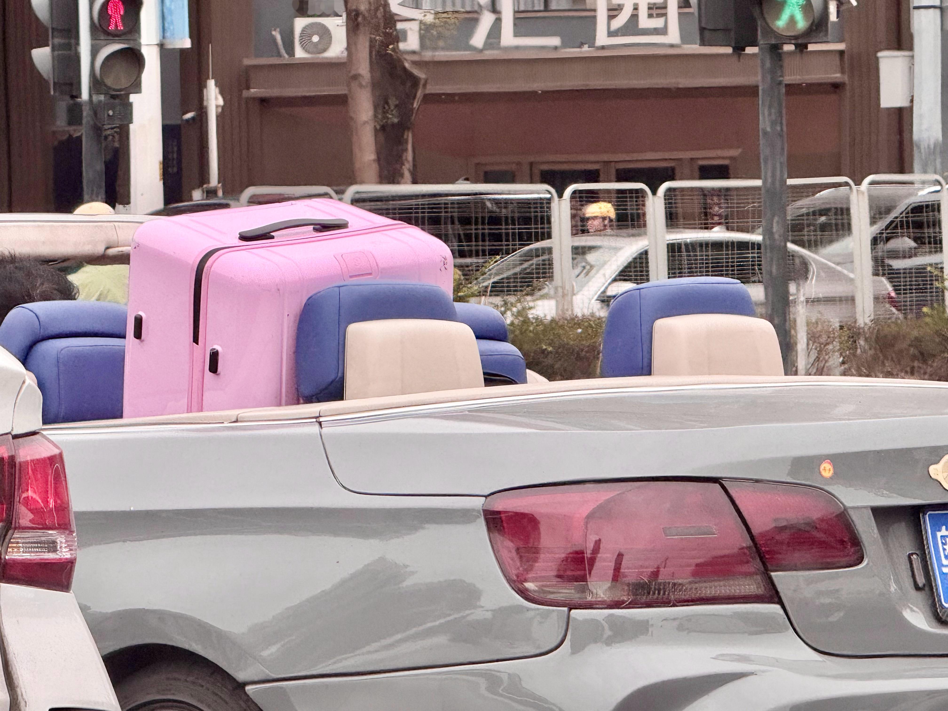 论敞篷车到底有多不实用！这大哥您不会是打算就这样开着敞蓬一路吹着风开老家吧？？