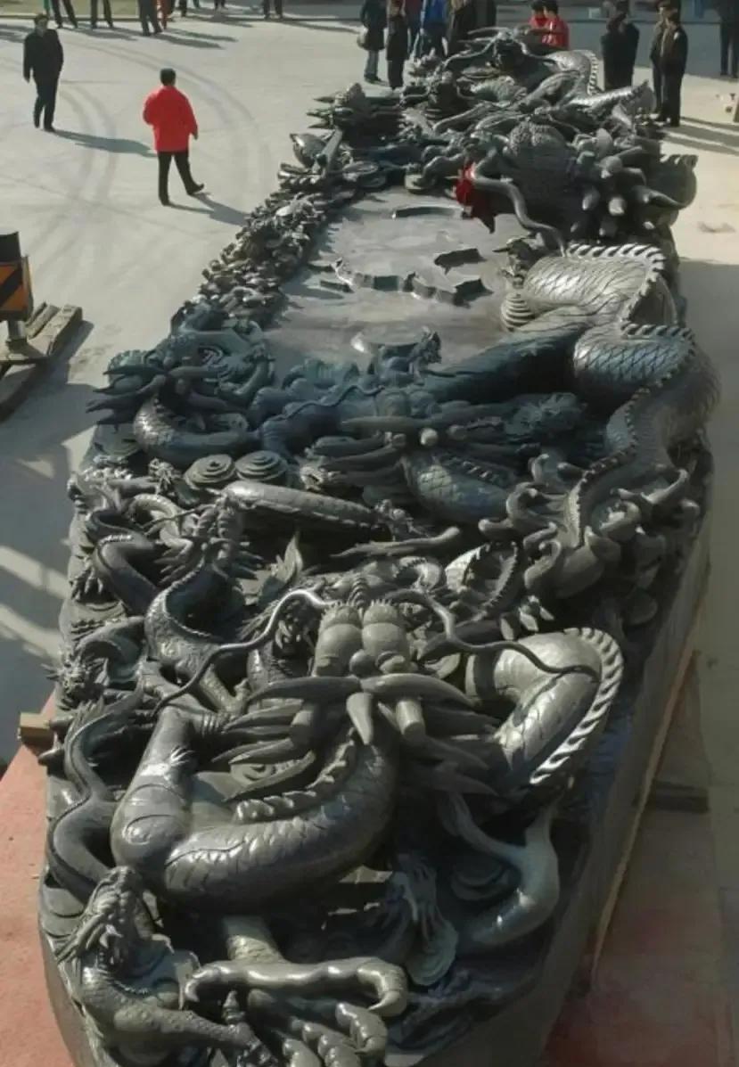 1991年，河北一村民上山砍柴，又累又热，坐在一块石头上歇息，不料这一坐，竟让他