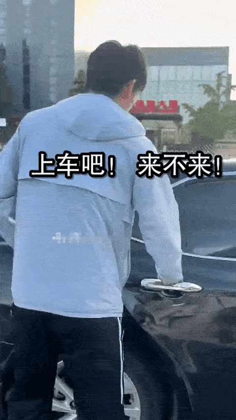 笑死我了！温瑞博被狗仔队跟拍，直接邀请他们上车！以前只有莎头有被狗仔队跟拍的