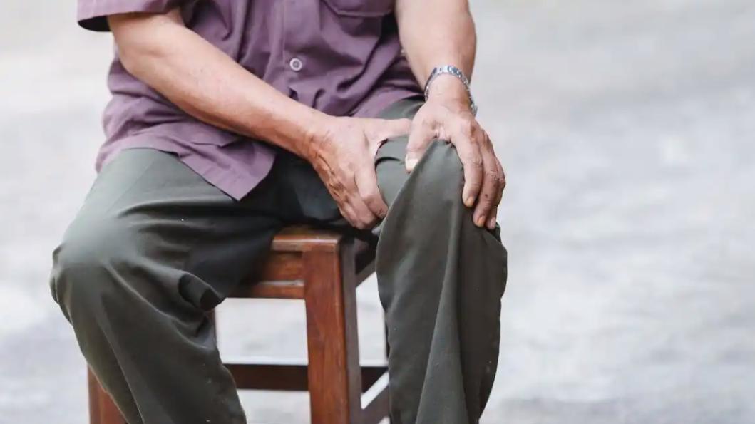 双腿出现3个信号，可能肺部已经开始病变！别不当回事平时总觉得腿沉、浮肿，以为是