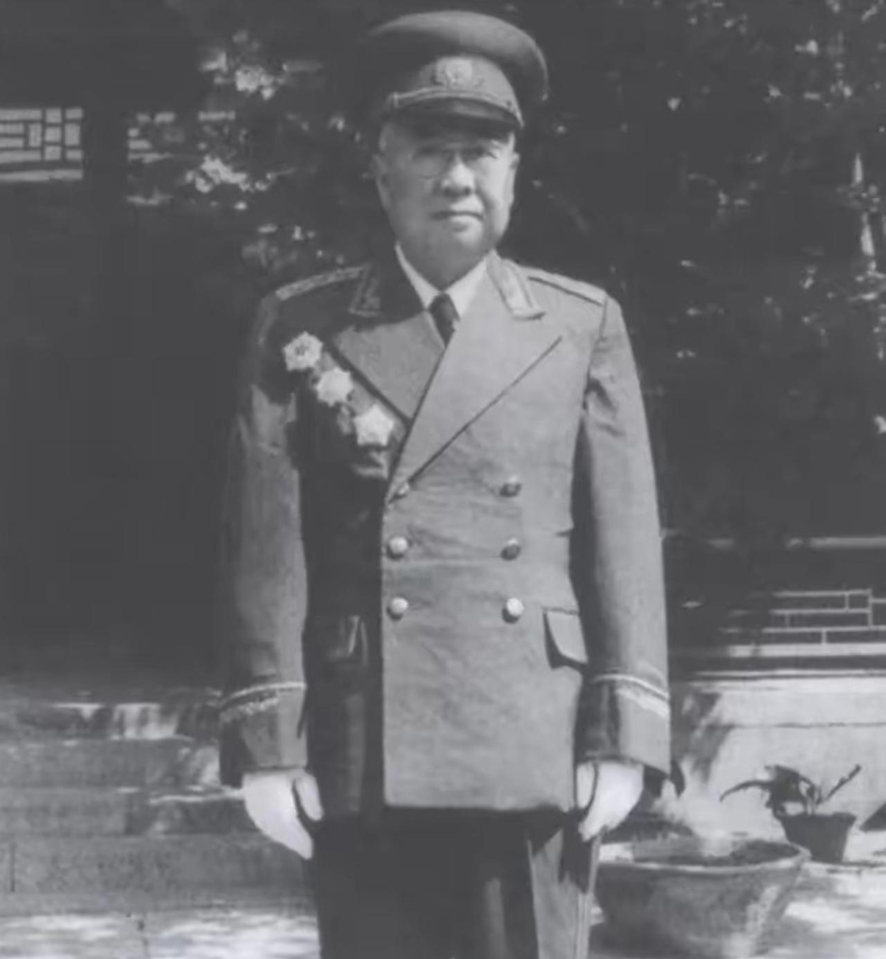 全军最难管的开国上将，谁劝都不听，唯独对陈赓心悦诚服。这位让全军首长都倍感头疼的